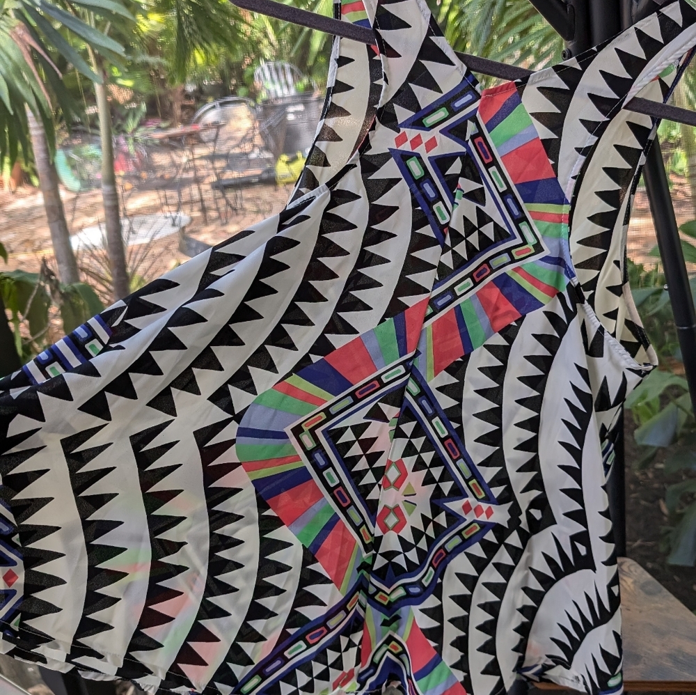 Geometric Patterned Sleeveless Top - Picture 4 of 4